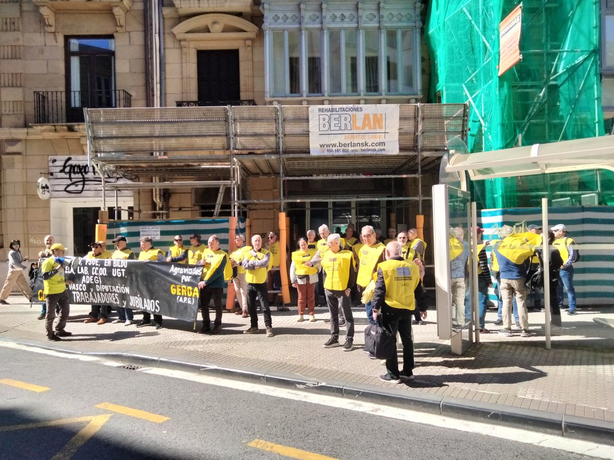 imataukorada's tweet photo. Geroa BGAEak kaltetutako plataformako kideak ere protesta egiten ari dira Donostiako Erdigunean. PSE-EEren egoitzaren parean geratu dira. https://t.co/toQlDn5ocz