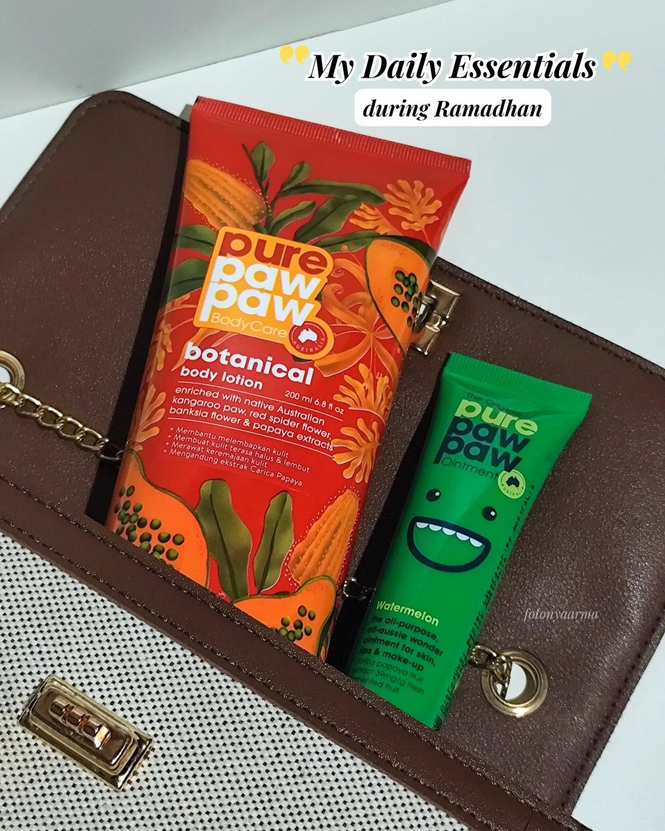 naneundallaaa's tweet image. MY DAILY ESSENTIALS DURING RAMADHAN ✨

Bulan puasa kaya gini tuh pasti sering ngalamin yg namanya kulit kering, termasuk bibir juga ikutan kering. Nah, ini 2 produk yg aku pakai selama bulan puasa ini. 

#racuninskincare #bodycare #lipcare