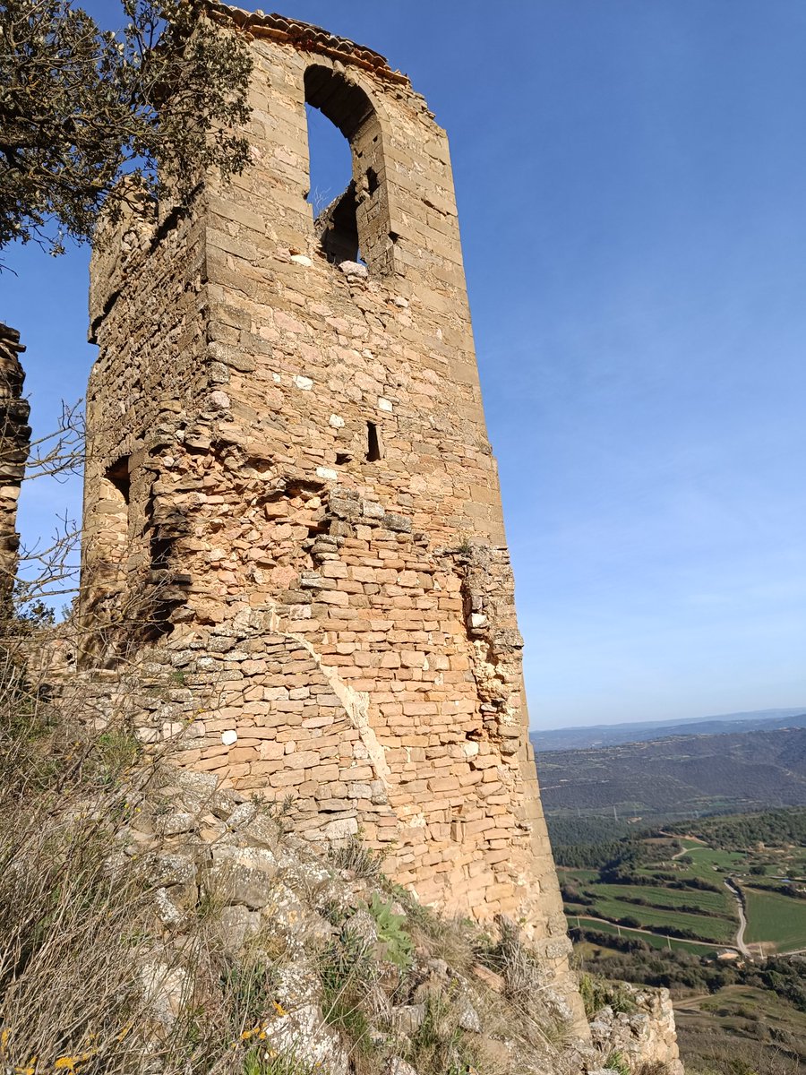 noidelamel's tweet photo. Si són catalanistes, independentistes i no se quantes coses més com és que tenim la meitat del patrimoni català així?

Sant Miquel de Montmagastre (La Noguera) https://t.co/XSvgF1O0pk
