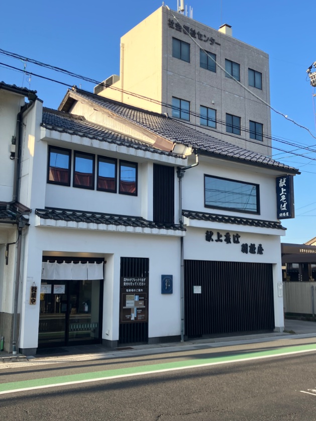 みんな大好き出雲そば！
羽根屋（出雲市今市町）
言わずと知れた出雲の大人気店
香り、味わい、食感のバランスが抜群なそば
つゆは甘めで出汁がよく効いていて美味しい
