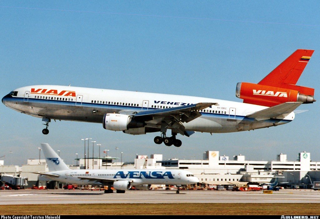 n194at's tweet image. Viasa 
Douglas DC-10-30 YV-136C 
MIA/KMIA Miami Intl Airport
December 13, 1992
Photo credit JetPix
#AvGeek #Aviation #Airline #AvGeeks #Douglas #DC10 #Viasa #MIA #Miami @iflymia 🇻🇪
