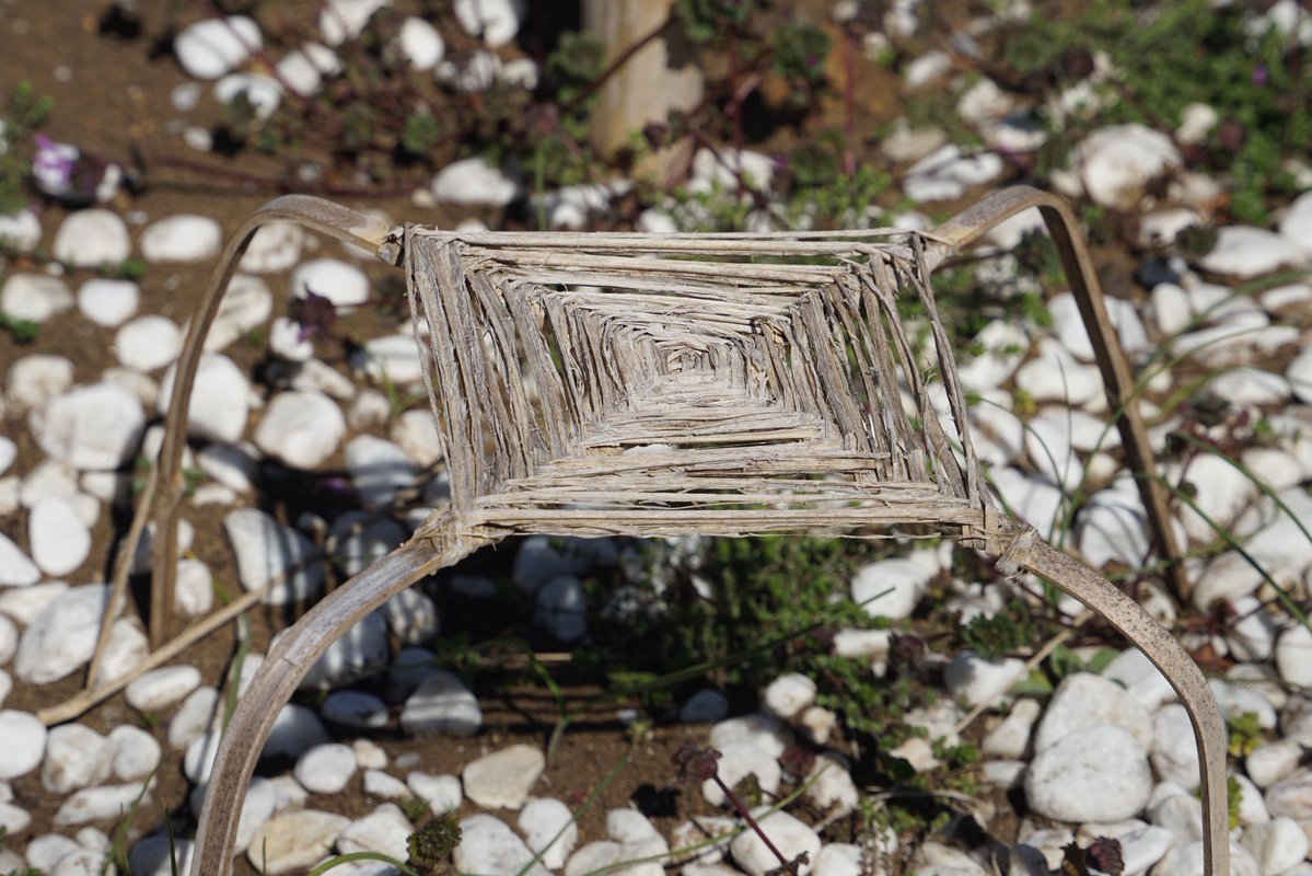 ついにガラガラ膳を実見。上面のぐるぐるや脚部の湾曲具合も相まって生き物に見えました。あと想像よりも一回り大きかったのが個人的に高評価。どういう作り方をしているのか気になる