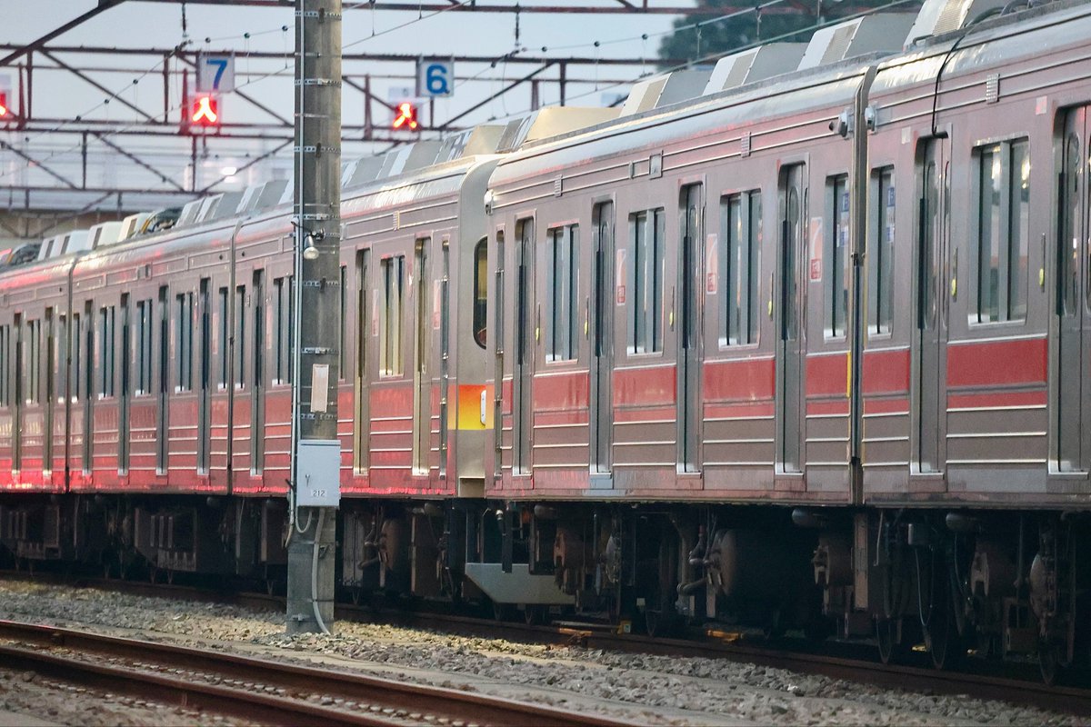 60020Butler's tweet photo. 2026.3.16 夕方
9007F
長津田検車区

昨日時点でスカート一部欠け、反射板なし、
甲種輸送票貼り付けの状態で
8番に留置されていました。 https://t.co/GBrXoVFPoi
