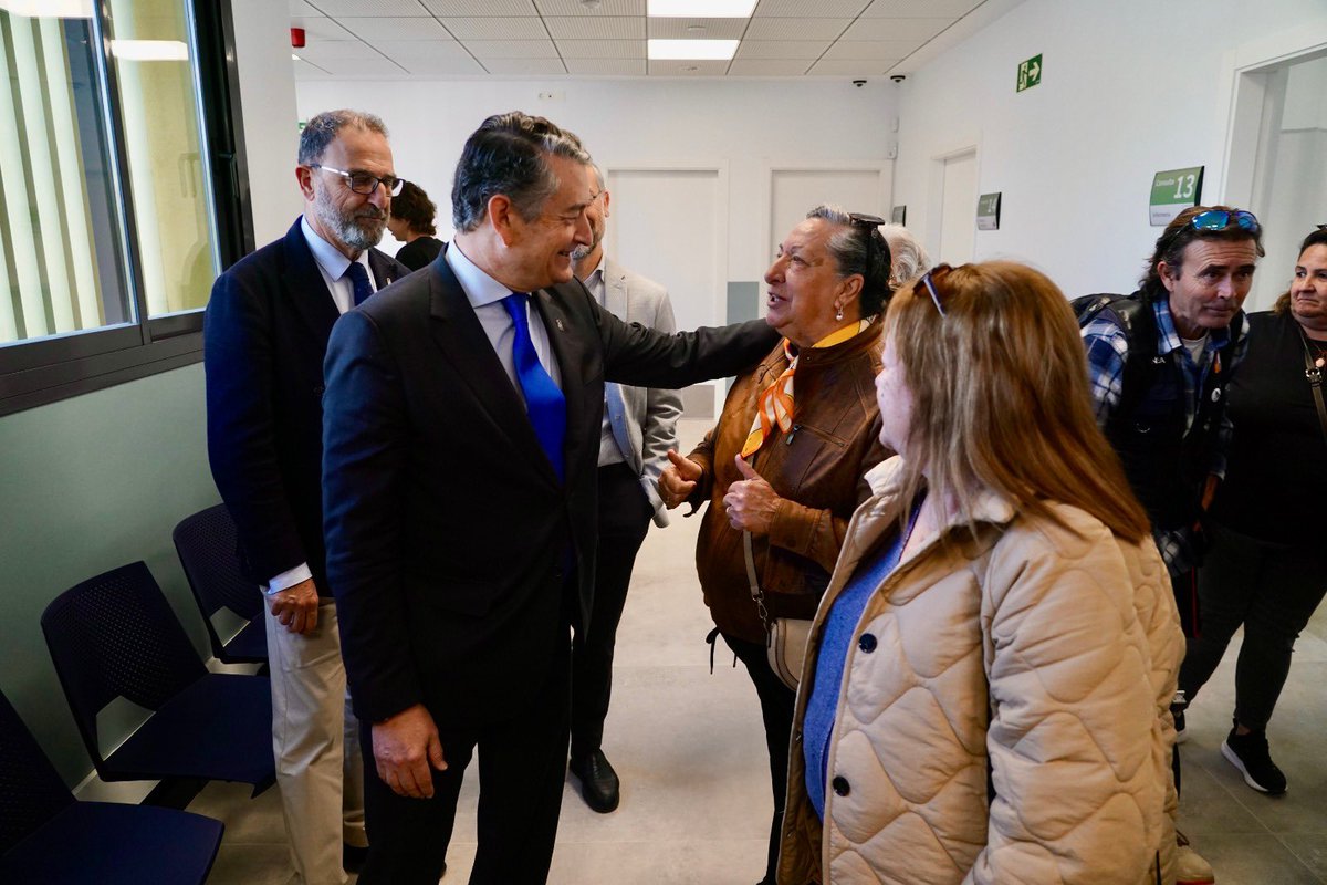 antoniosanz's tweet image. Hoy abre sus puertas el nuevo Centro de Salud Nueva Andalucía de #Marbella.

Un antiguo consultorio que hemos reformado y ampliado para contar ahora con 19 consultas con: 

🧑‍⚕️Medicina de familia
👶Pediatría
💊Enfermería,
💉Áreas de extracción
📚Sala de formación

Más espacio, más