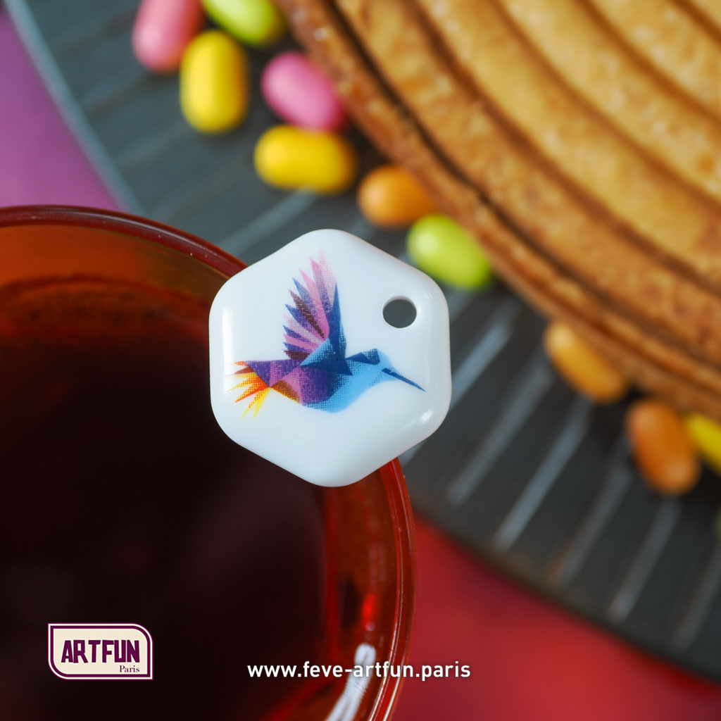 ArtFun_Paris's tweet photo. ✨ Une touche de poésie lorsque le colibri va se cacher, comme une petite pierre précieuse,  au cœur de la gourmandise 🕊 🌈  
.
https://t.co/gpTjWQq7bL 
.
✨Fèves et Couronnes ArtFun, l'Art de sublimer la Fête 👑
.
#galettedesrois #carnaval #patisserieaddict https://t.co/ML5NSU5Luo