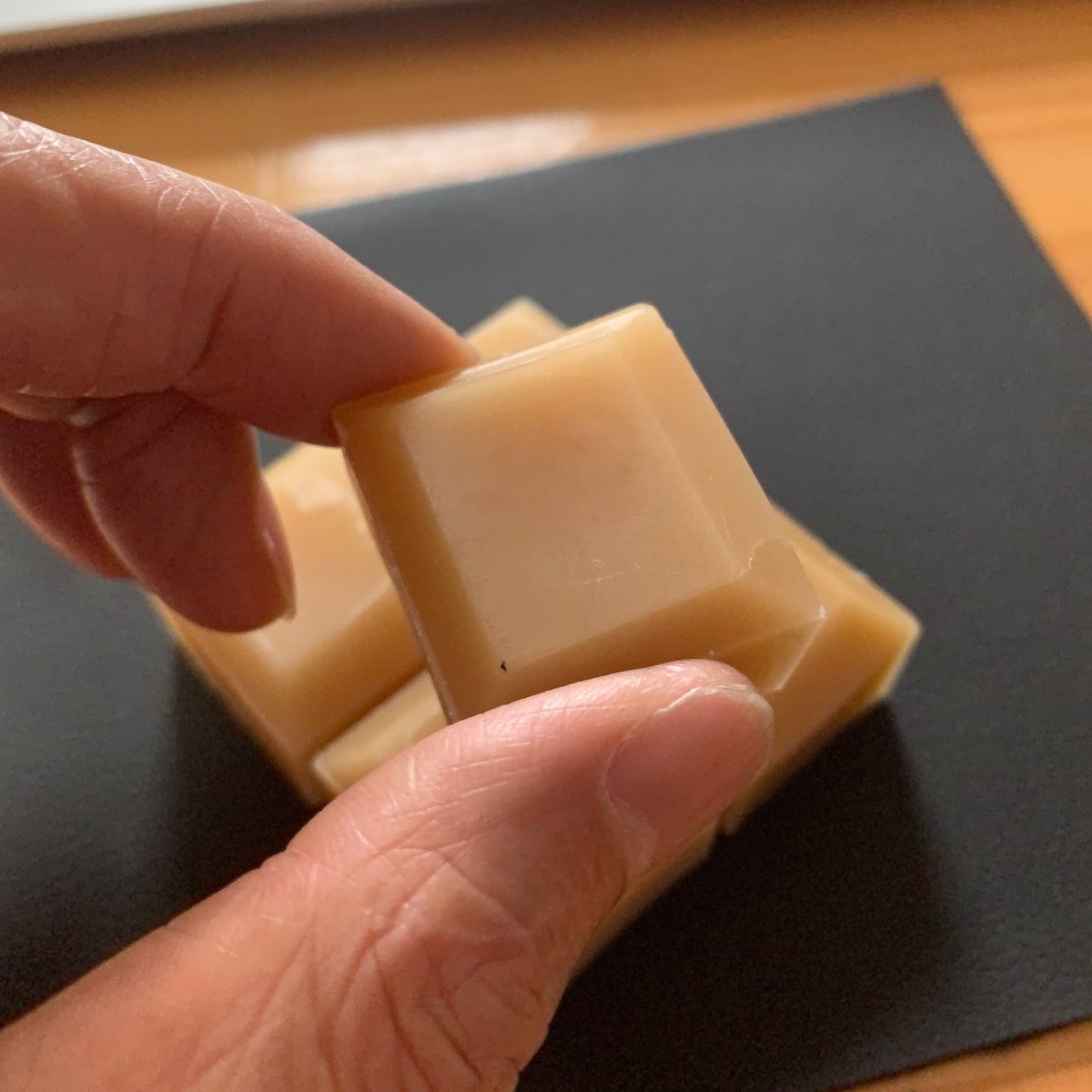このところ急にパタパタと引き合いがあって在庫切れしてた、日本ミツバチの蜜蝋を在庫補充しました。

無添加100%です。そのまま使うも良し、お好みでブレンドしてもよし。