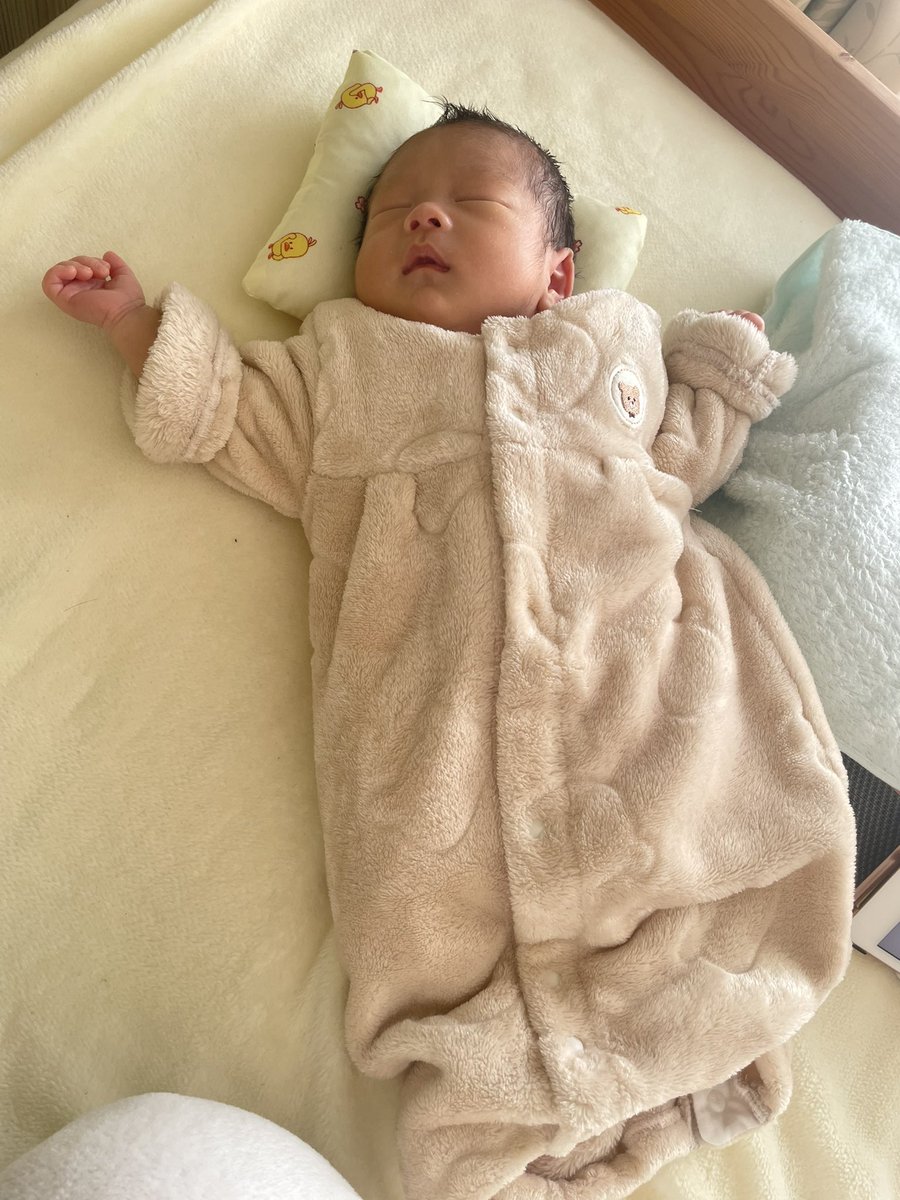 Micky_Dress's tweet photo. 時期的にもサイズ的にも新生児期から着てる服そろそろ着られなくなりそうだけど気持ち的に絶対捨てられないから、夜間授乳の間とかチャッピーにベビー服のリメイクの相談ばっかしてる。

縫い物は得意なんでっ💪🏻 https://t.co/Zhx3x0YCmn