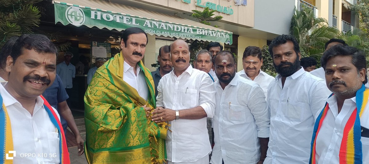 prabap732's tweet photo. ஆர்ப்பாட்டத்தில் கலந்து கொள்ள கடலூருக்கு வருகை புரிந்த 
பாமக தலைவர்,
#மருத்துவர்_அன்புமணிஇராமதாஸ் 
அவர்களுக்கு சால்வை அணிவித்து மரியாதை செலுத்தி வரவேற்றார் 
பாமக மாநில தேர்தல் பணிக்குழு தலைவர்,
#பழ_தாமரைக்கண்ணன் அவர்கள் https://t.co/Uk8YvvOqpv