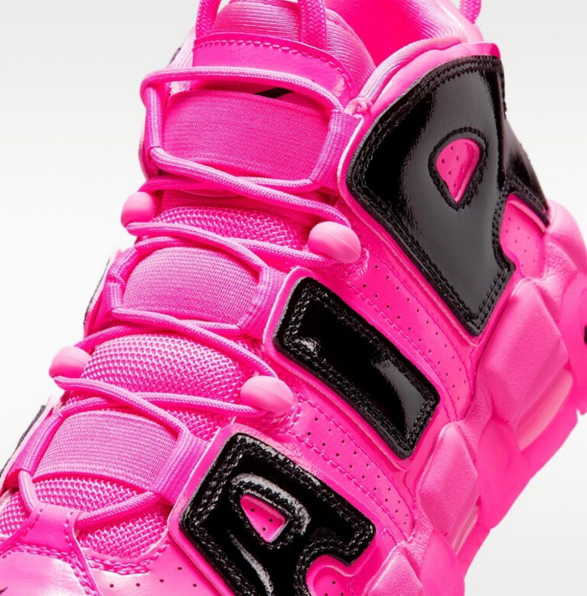 Nike Air More Uptempo “Pink Blast and Black”が発売予定［IV2376-600
