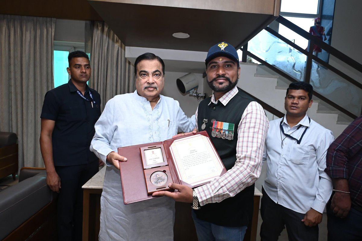 satpute_1985's tweet photo. केंद्रीय मंत्री ना.मा. श्री.नितीनजी गडकरी साहेब यांनी त्यांच्या नागपुर येथील निवासस्थानी बोलावून “ वेटरन अचिव्हर अवार्ड “ नी मी सन्मानित झाल्याबद्दल गडकरी साहेबांनी माझा सत्कार केला, माझ्या कार्यास,पुढील वाटचालीस शुभेच्छा दिल्या 💐🙏🏻 https://t.co/s1W7y5kK6F
