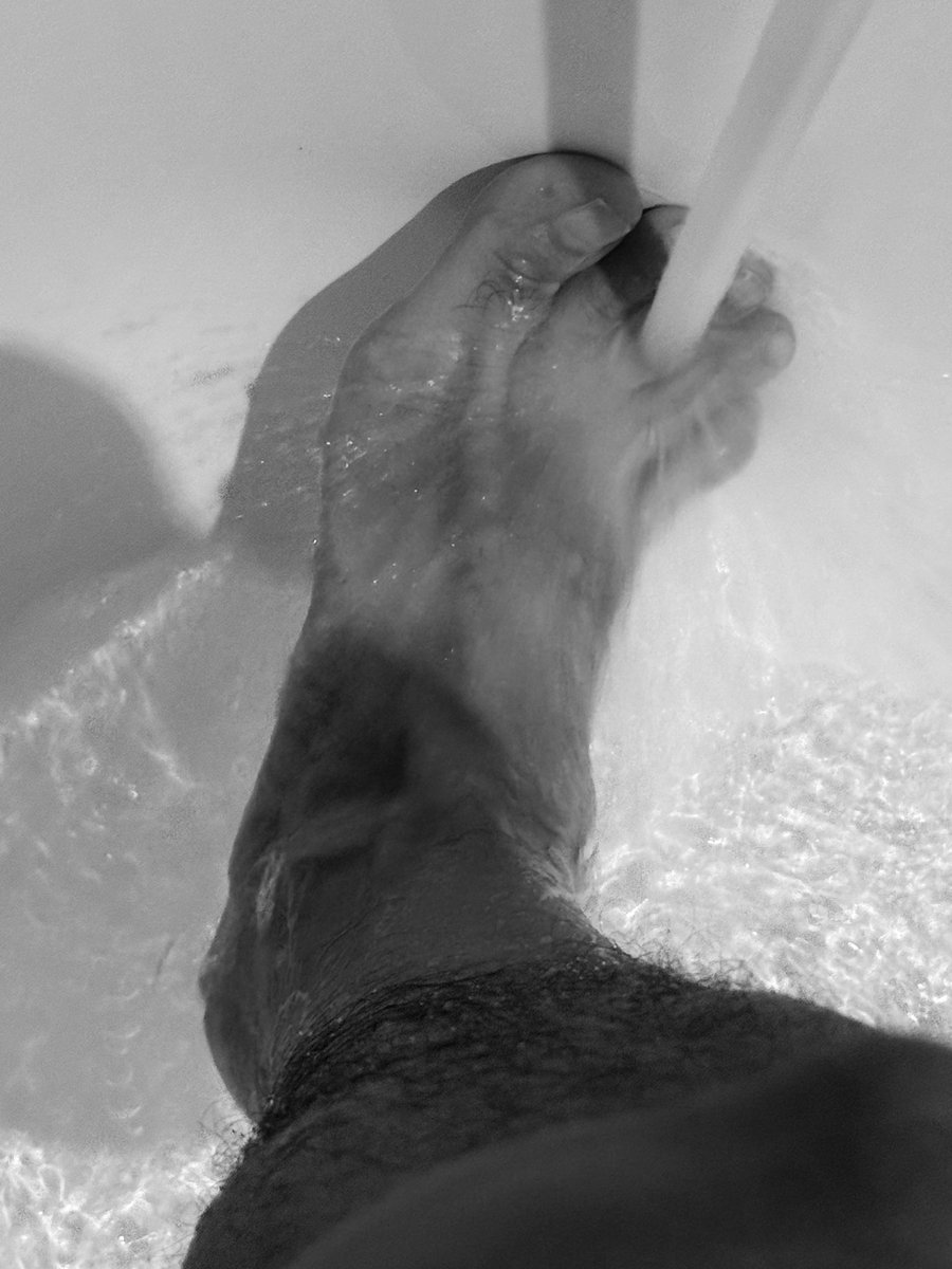 GlobalSnapFeet's tweet photo. Starting the day right with a quick warm soak before the grind hits. These feet are refreshed, soft… and already thinking about the weekend 😏  

Who else needs this kind of morning reset?

#MorningFeet #FeetInWater #footlovers #happyfeet https://t.co/0dXGJZLc4F