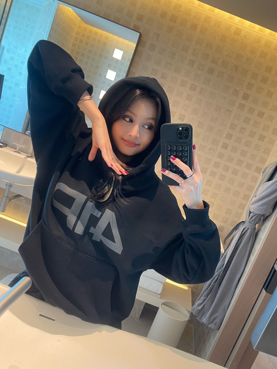 atheart_titan's tweet image. [from@❤️]

first day in japan 🇯🇵 

#AtHeart #앳하트
#KATELYN #케이틀린