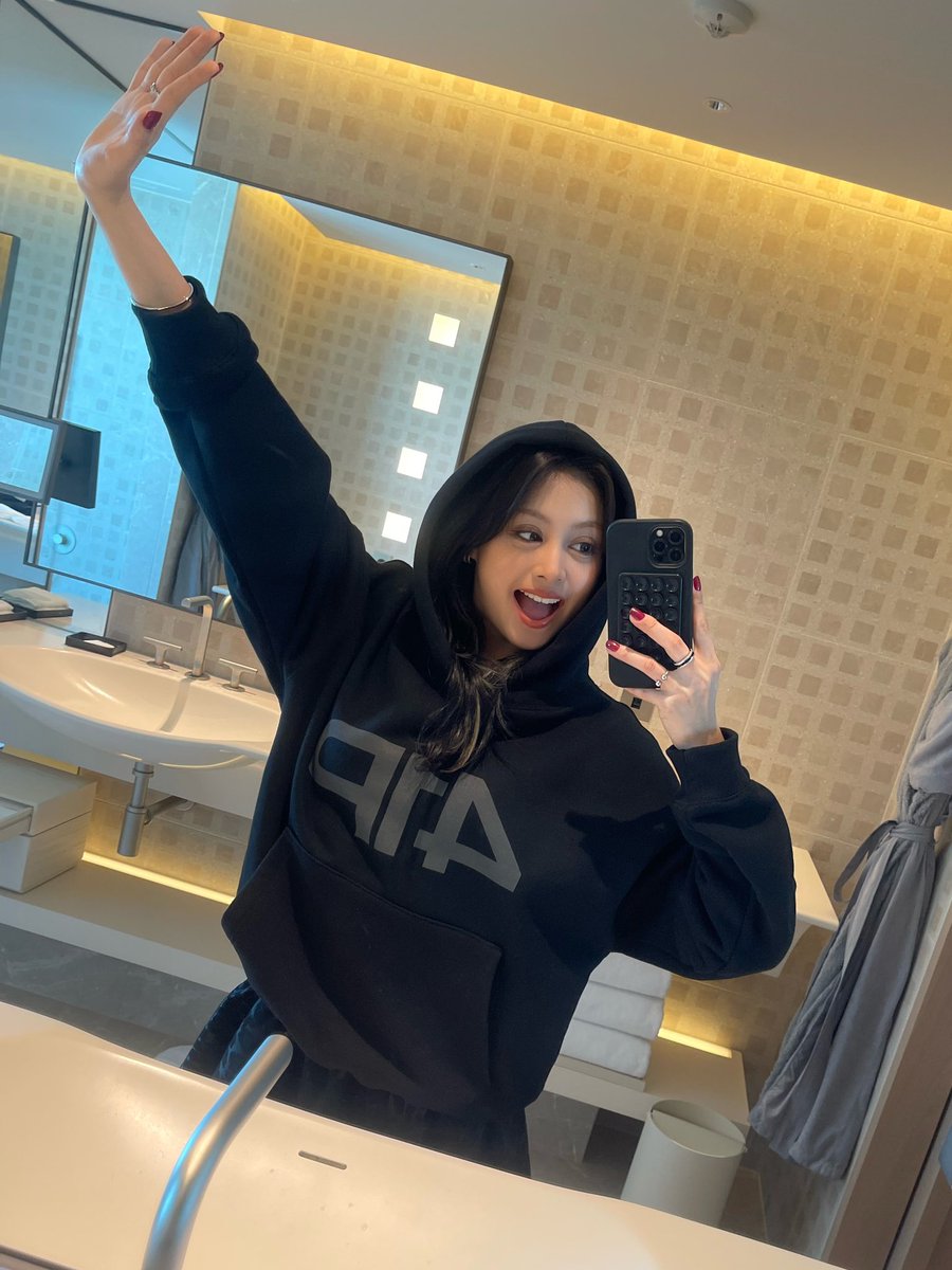 atheart_titan's tweet image. [from@❤️]

first day in japan 🇯🇵 

#AtHeart #앳하트
#KATELYN #케이틀린