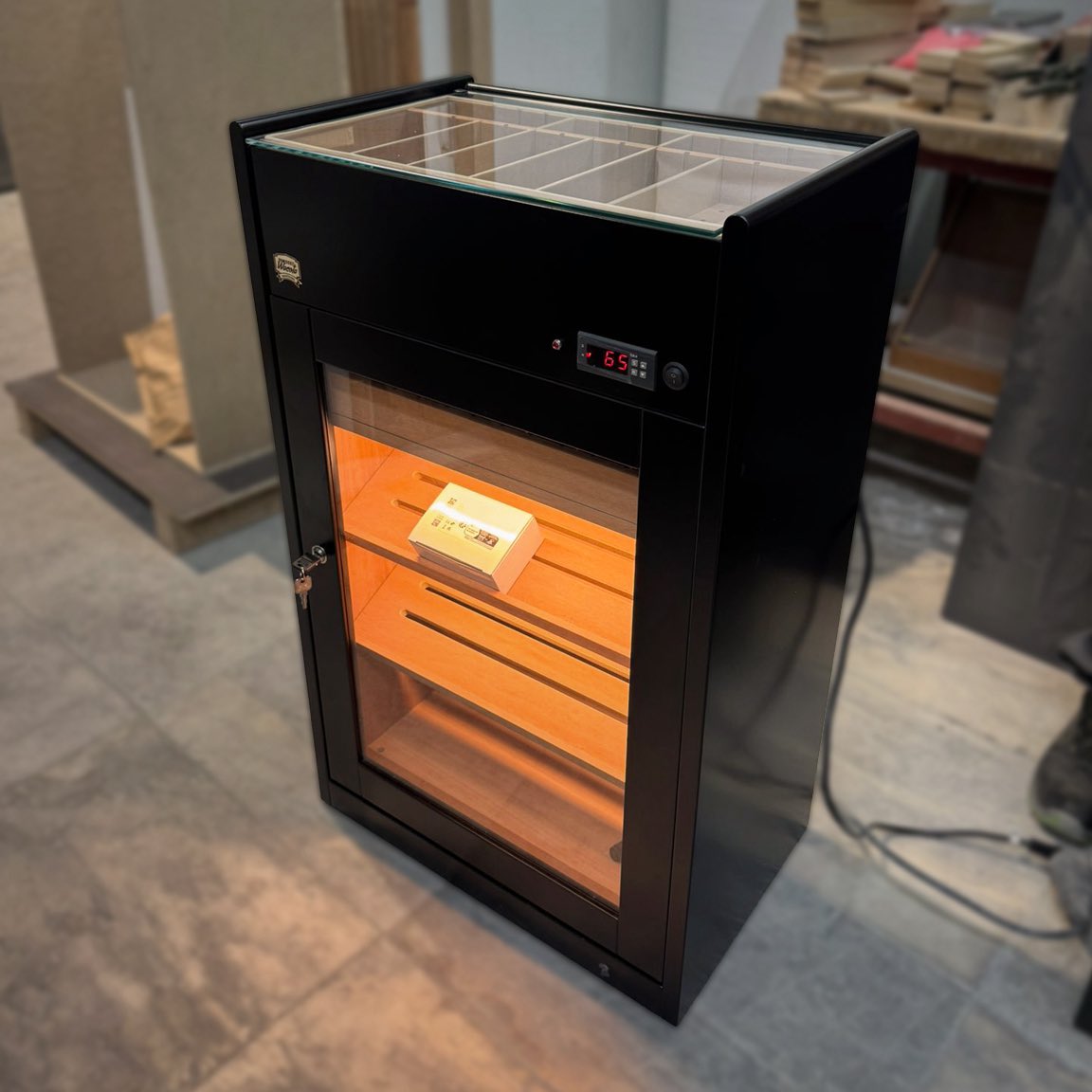 HumidoresWacota's tweet photo. The Estoril Black Humidor a perfect blend of technology, style, and a passion for premium collections. 
▪️▫️ 
Humidor Estoril Negro, un equilibrio entre tecnología, estilo y pasión por colecciones premium.

#HumidoresDeLujo #Wacota #CustomHumidor https://t.co/6y7zunfkde