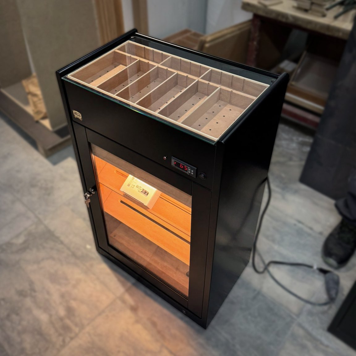 HumidoresWacota's tweet photo. The Estoril Black Humidor a perfect blend of technology, style, and a passion for premium collections. 
▪️▫️ 
Humidor Estoril Negro, un equilibrio entre tecnología, estilo y pasión por colecciones premium.

#HumidoresDeLujo #Wacota #CustomHumidor https://t.co/6y7zunfkde