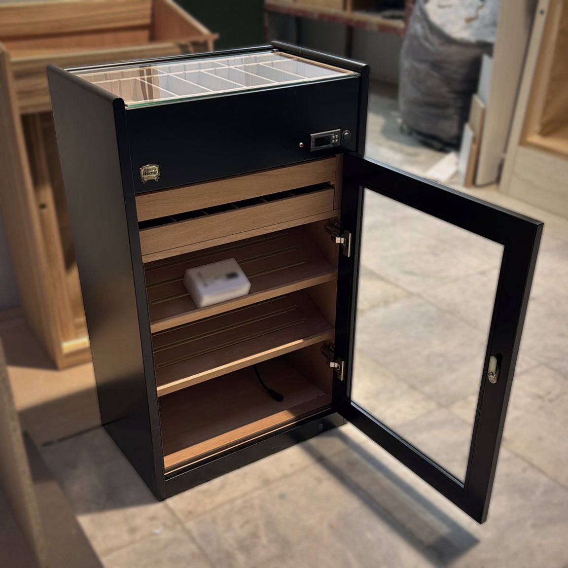 HumidoresWacota's tweet photo. The Estoril Black Humidor a perfect blend of technology, style, and a passion for premium collections. 
▪️▫️ 
Humidor Estoril Negro, un equilibrio entre tecnología, estilo y pasión por colecciones premium.

#HumidoresDeLujo #Wacota #CustomHumidor https://t.co/6y7zunfkde
