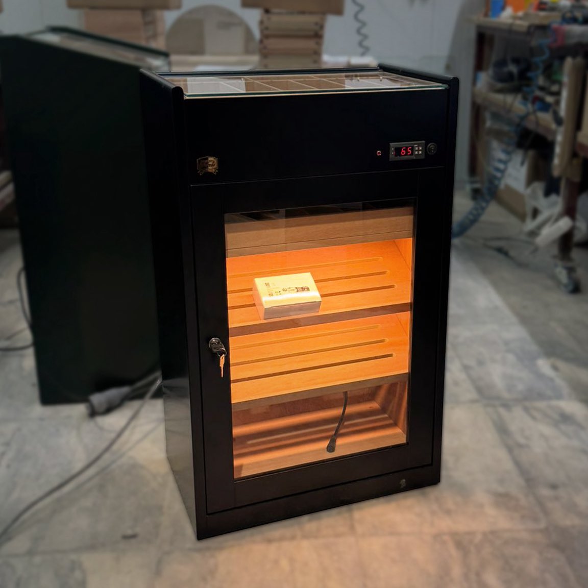 HumidoresWacota's tweet photo. The Estoril Black Humidor a perfect blend of technology, style, and a passion for premium collections. 
▪️▫️ 
Humidor Estoril Negro, un equilibrio entre tecnología, estilo y pasión por colecciones premium.

#HumidoresDeLujo #Wacota #CustomHumidor https://t.co/6y7zunfkde