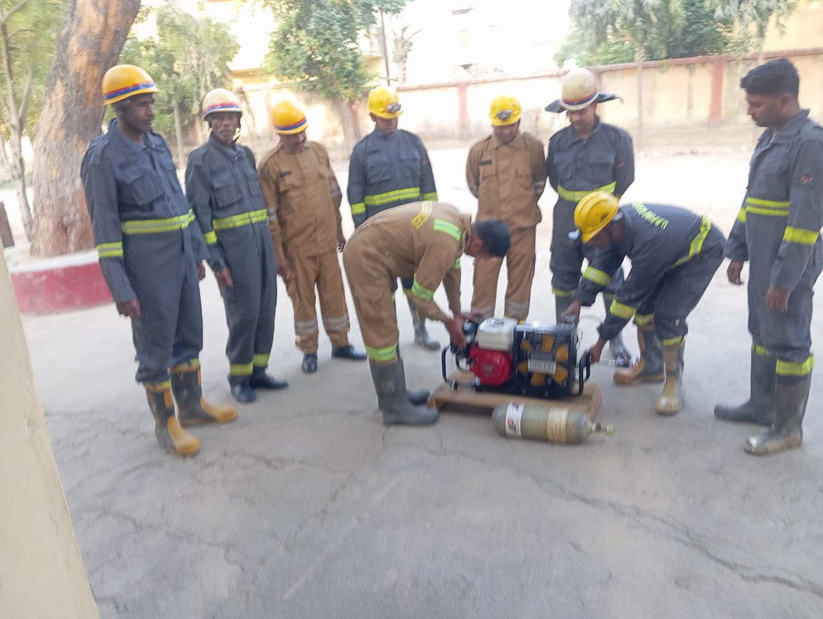 आज दिनांक 17:03:2026 को पुलिस महानिदेशक UPF&amp;ES महोदय के आदेश के अनुपालन में CFO फर्रुखाबाद महोदय के आदेशानुसार प्रभारी फायर स्टेशन  फतेहगढ़  द्वारा सभी कर्मचारियों को एकत्रित करके BA सेट के खाली सिलेंडर भरने वाली मशीन से खाली ऑक्सीजन सिलेंडर को भरने का  प्रशिक्षण प्रदान किया गया।