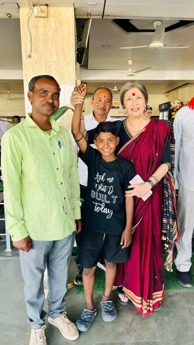 उदयपुर - डूंगरपुर के गांवों में चल रहे जन संघर्ष जत्थे के दौरान एक छोटा बच्चा भी पिछले पाँच दिनों से जत्थे के साथ कदम से कदम मिलाकर चल रहा है। यह दृश्य बताता है कि जन आंदोलनों में किस तरह लोगों के दिलों में जुनून और उम्मीद होती है।