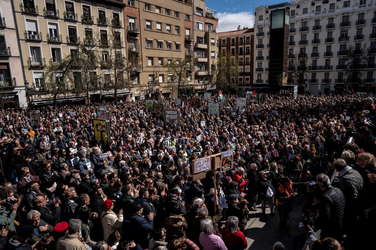 RecortesCero's tweet photo. Este sábado estuvimos en muchas de las casi 200 poblaciones donde @PararLaGuerra organizó la primera gran movilización contra la guerra en España.✊🏽☮️

En las fotos: Madrid, Barcelona, Murcia y Cádiz.

¡Seguiremos hasta conseguir PARAR LA GUERRA! https://t.co/0HE2EGSV3i