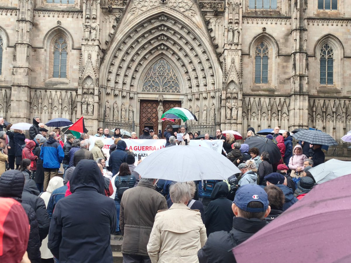 RecortesCero's tweet photo. Este sábado estuvimos en muchas de las casi 200 poblaciones donde @PararLaGuerra organizó la primera gran movilización contra la guerra en España.✊🏽☮️

En las fotos: Madrid, Barcelona, Murcia y Cádiz.

¡Seguiremos hasta conseguir PARAR LA GUERRA! https://t.co/0HE2EGSV3i