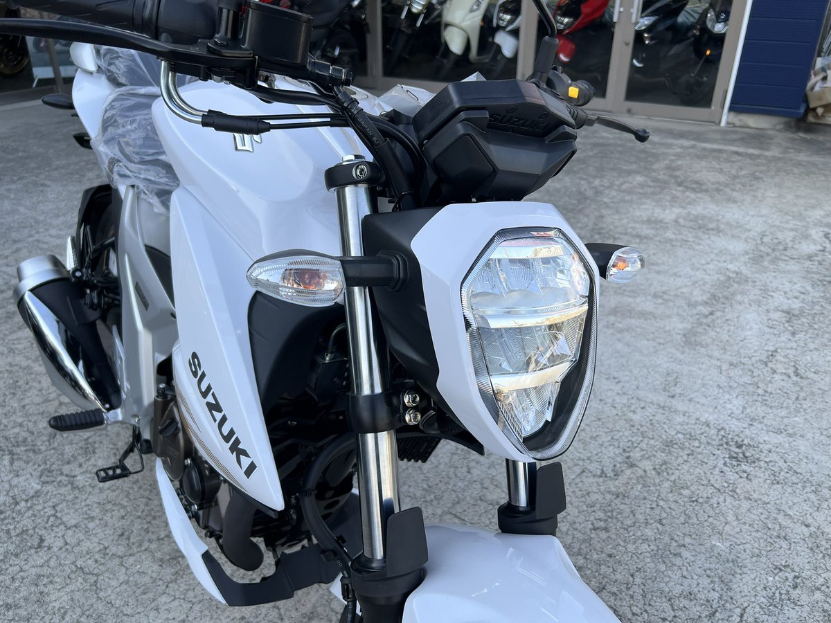 uniqueplus_mc's tweet photo. ２０２６年モデルジクサー２５０のホワイトが入荷いたしました‼️

今までにない爽やかなカラーでジクサーの印象が変わりました！
絶賛店頭展示中！

スズキのバイクはスズキ専門のＳＢＳ店で！

#スズキ
#ジクサー
#ホワイト
#バイク https://t.co/Yn5XbJgFOd