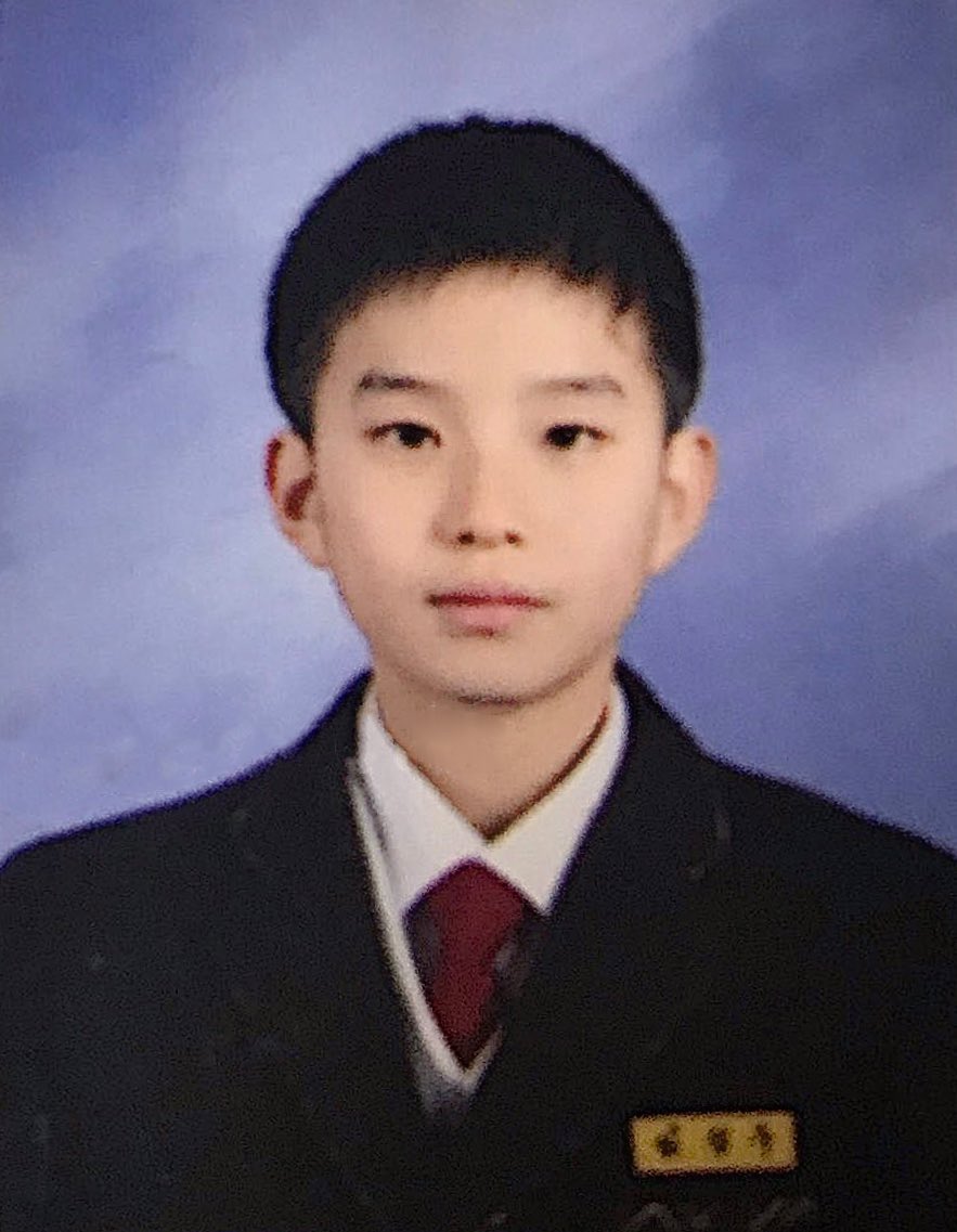 breeze_colour's tweet photo. ถ้าบอกว่าน้องจองอู 2 รูปนีัเกิดขึ้นในปีเดียวกันก็เชื่อ ฮือ น้องเหมือนตอนเด็กๆมาก https://t.co/HPOpieojWQ