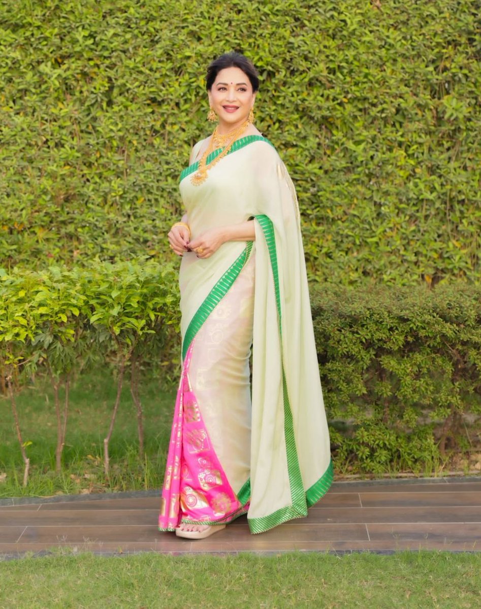 filmfare's tweet photo. #MadhuriDixit stuns in a gorgeous saree, looking absolutely graceful as always. 😍

#Celebs https://t.co/U7hzL7JtOv