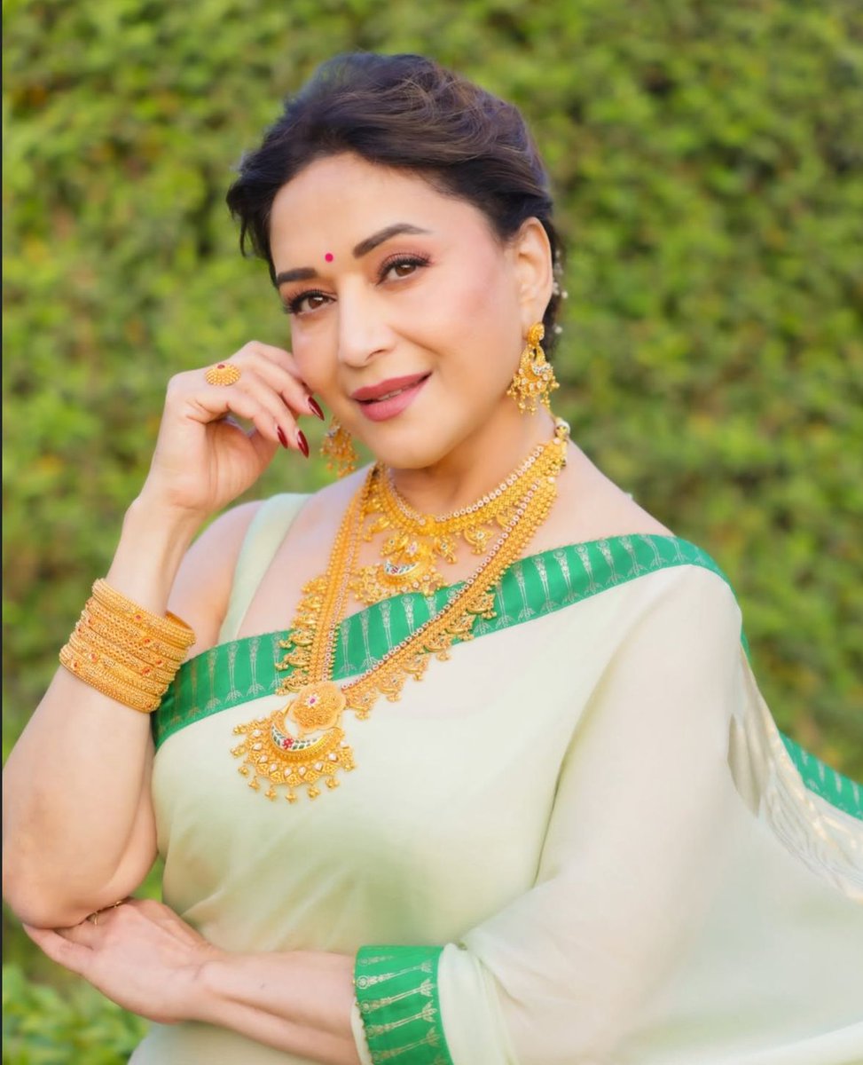 filmfare's tweet photo. #MadhuriDixit stuns in a gorgeous saree, looking absolutely graceful as always. 😍

#Celebs https://t.co/U7hzL7JtOv