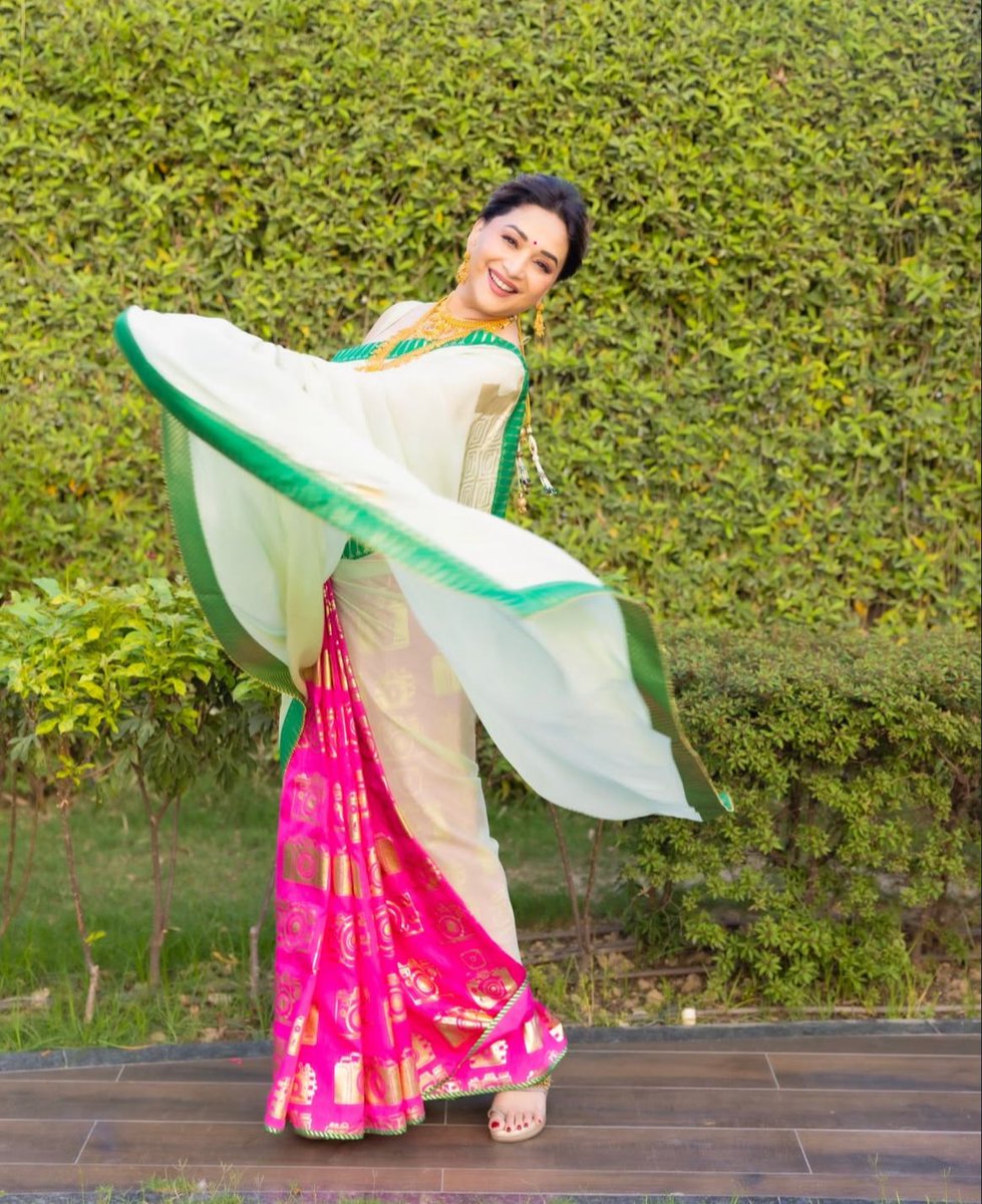 filmfare's tweet photo. #MadhuriDixit stuns in a gorgeous saree, looking absolutely graceful as always. 😍

#Celebs https://t.co/U7hzL7JtOv