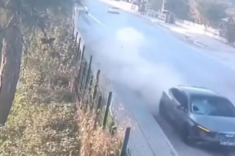 megahaberresmi's tweet image. Bursa İznik’te bisikletliye çarpan sürücü tutuklandı.

Derviş Ahmet Fidan hayatını kaybetti, kaza anı kameraya yansıdı. 

#Bursa #İznik #TrafikKazası #SonDakika #Adalet #GüvenlikKamerası #Tutuklama

megahaber.com/2026/03/bursad…