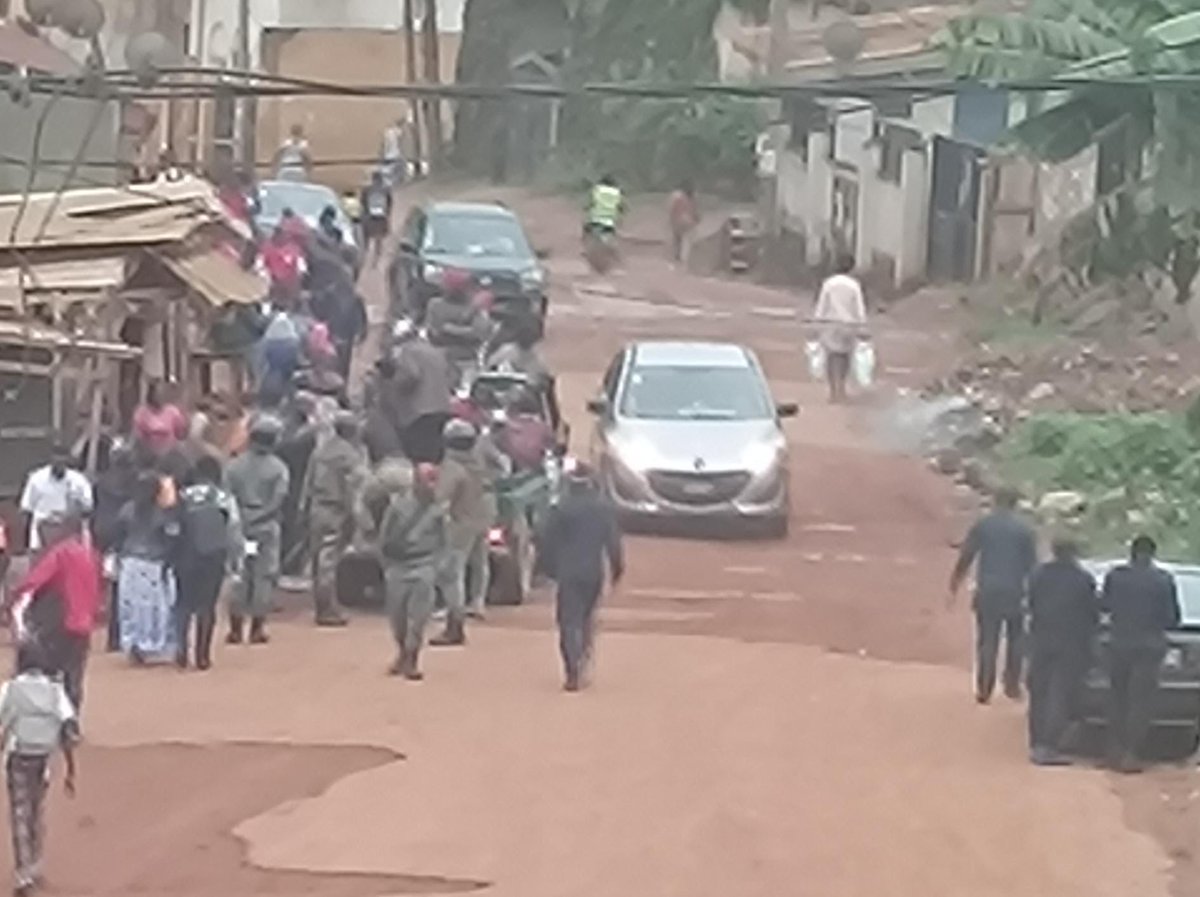 Paulchouta's tweet photo. 🔴🔴TRÈS URGENT  - PANIQUE À YAOUNDÉ 

Suite à l'annonce du retour de ISSA TCHIROMA, le pouvoir de Yaoundé paniqué, craignant des soulèvements à Yaoundé à l'occasion du Sommet de l'Organisation du Commerce et de la venue du Pape, organise des rafles, et fouilles maisons par https://t.co/ruA0GUf45D