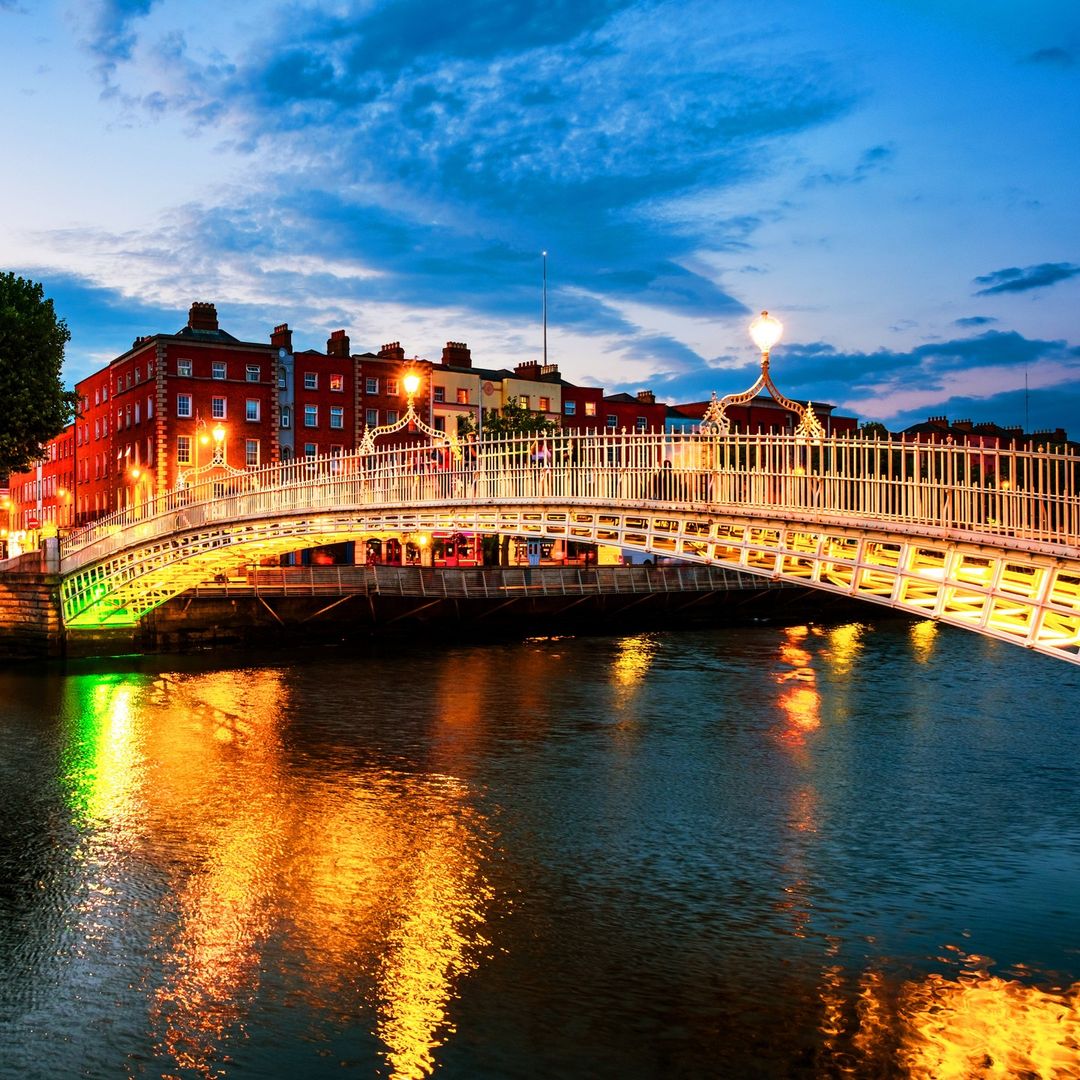 Ever witnessed the breathtaking night view of the illuminated Ha'Penny Bridge in Dublin at sunset? 🌉✨🇮🇪