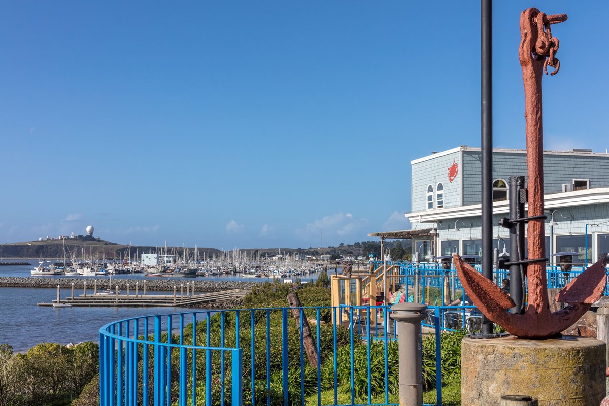 BeachHouseHMB's tweet photo. Harbor views, fresh seafood, and a glass of wine on the patio. Our Seaside Escape Package includes wine at check-in + $75 to Sam’s Chowder House—all for $85. Call 650-712-0220 to add it. https://t.co/WCzAQrTCDE