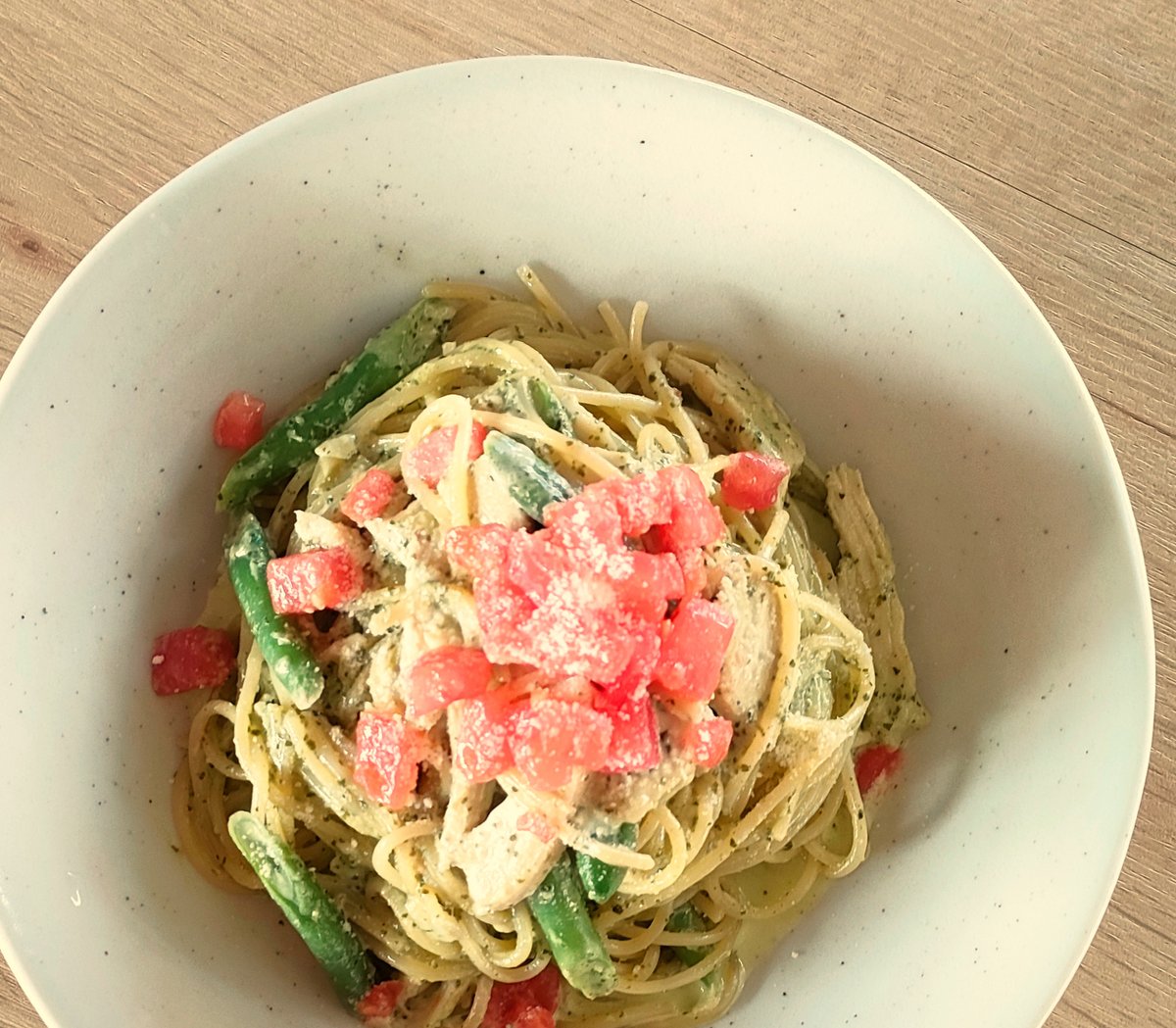 sukusukugaoka's tweet photo. 先日インスタのストーリーズでアンケートした時に「クリーム系」のパスタが食べたいということが圧倒的に多かったです😊
意外にも想像以上にこちらのバジルクリームも人気のメニュー！フレッシュとまとのコンカッセを盛りつけることで一皿の彩りがとっても良いなと思います👍 https://t.co/uncg7gGGwj