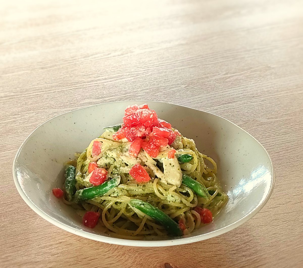 sukusukugaoka's tweet photo. 先日インスタのストーリーズでアンケートした時に「クリーム系」のパスタが食べたいということが圧倒的に多かったです😊
意外にも想像以上にこちらのバジルクリームも人気のメニュー！フレッシュとまとのコンカッセを盛りつけることで一皿の彩りがとっても良いなと思います👍 https://t.co/uncg7gGGwj