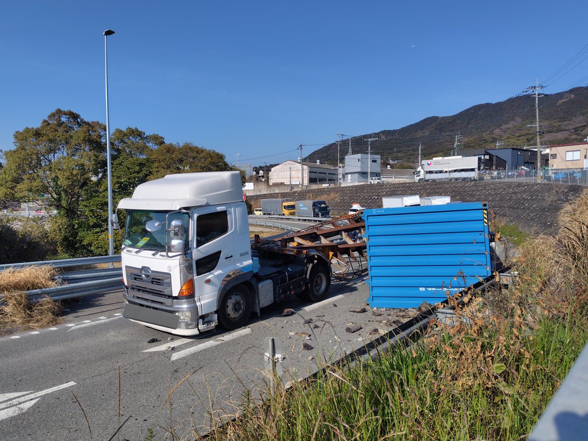 kitakyu_pc's tweet photo. 大型貨物車横転事故の為、太宰府IC入口通行止め。 https://t.co/LSxpqpo7XT