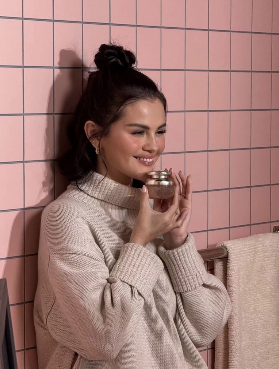 selsheart's tweet photo. Such a cutie 🥹🥰 
@rarebeauty @SelenaFanClub @selenagomez https://t.co/BrcPRsIVh3