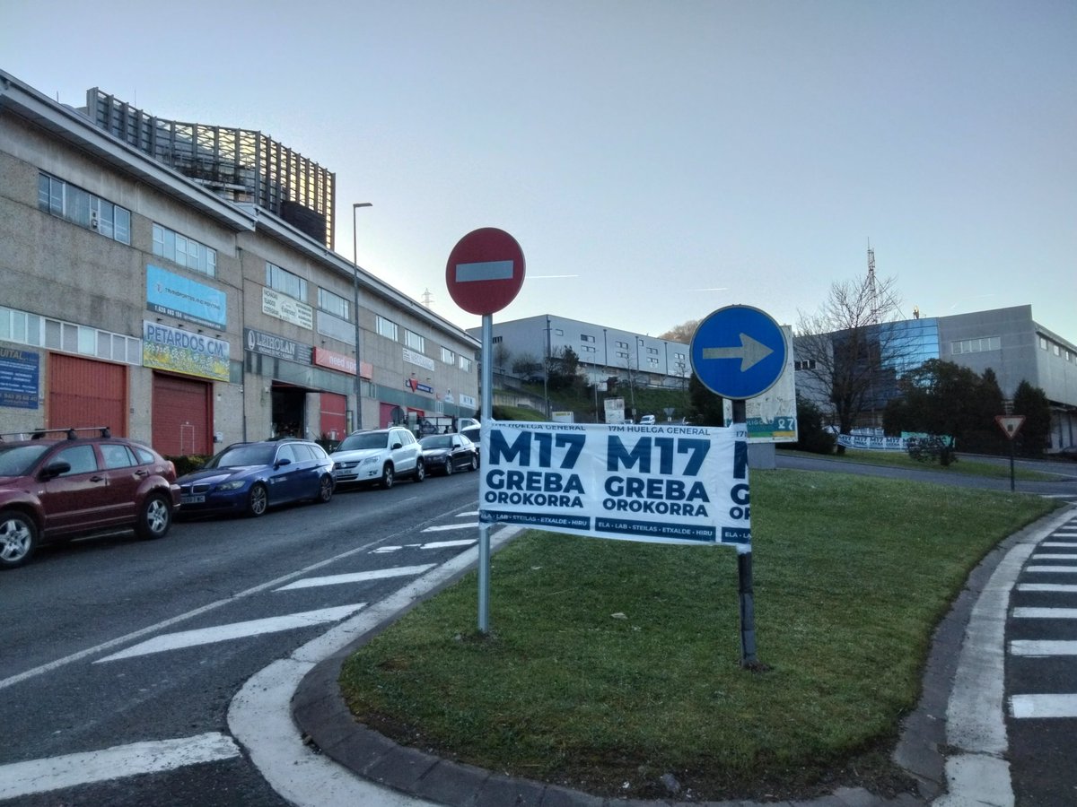 imataukorada's tweet photo. Negozioak irekitzeko ordua gerturatu ahala, mugimendu gehiago nabari da industrialdean. Pertsiana asko igota jada, hiltegia kamioiz beteta... https://t.co/n7RgyJK4zX