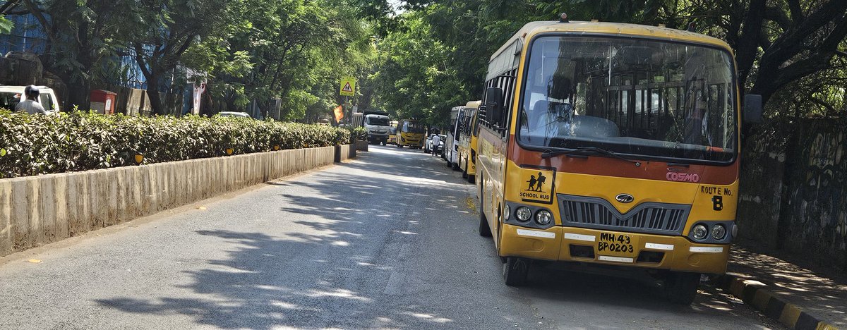 Karthik44945730's tweet photo. @Orchids_School 
@SDPatil_16 @mihirkotecha 
@CPMumbaiPolice @MTPHereToHelp 
Respected Sirs, even after multiple tweets &amp; complaints Orchid School continue to park illegally on the road causing danger to the Citizens, being a school they teach to follow rules and they breaking it. https://t.co/yYfVa8xBpu