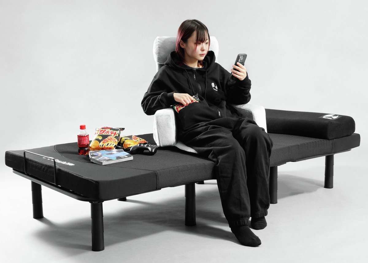 denfaminicogame's tweet photo. バウヒュッテの「ゲーミング着る毛布」に通年仕様の全身スウェ���トが登場
https://t.co/Bbiv4wAqsN

防寒はもちろん「締め付けからの解放」をコンセプトに365日快適にだらけられる一着へ。最大4袋分のお菓子も収納可能 https://t.co/RO8CMbf8Ym
