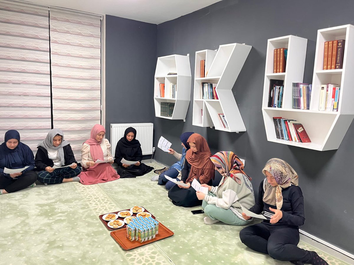KayseriKYGM's tweet photo. 📍Tomarza Mevlüt Kahraman Yurdu 
Öğrencilerimiz kendi elleriyle kandil simiti hazırlayarak,  bin geceden hayırlı Kadir Gecesini "Kadir Gecesi Özel Dua Kardeşliği Peygamber Duaları" teması ile karşıladı. 🤲🏻 https://t.co/mwYIyKfHIP