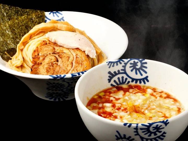 ryusuke_techno's tweet photo. 🌸龍介テクノパーク桜店🌸

🦐海老の香りに包まれる一杯🦐

🍜海老つけそば
🦐海老油トッピング
🥟水餃子

つけ麺だけでも満足ですが
水餃子と一緒に食べると
旨味のループ完成します🔥
海老油を水餃子にかけてもチョベリグ‼️

海老の香り派
濃厚つけ麺派

今日はどちらも楽しめるセットです✨ https://t.co/dtWqlCkCTG