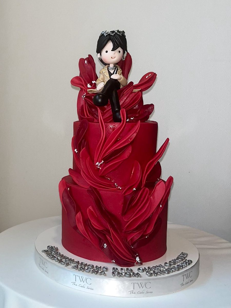 น้องเทิ่ลและพี่เร้ดขอขอบคุณเค้กสวยๆทั้งสองก้อนจากทางร้าน

IG : twc.bkk⁹𓍢。‧ ࣪ 
หวังว่าทุกคนจะชอบกันนะคะ💜❤️

#JeffSatur #JeffSatur31stBirthday #JeffSaturReturnsToSaturnBirthdayFanSign