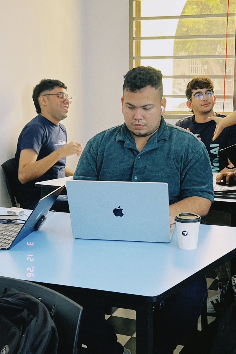 anuarharb's tweet photo. El jueves pasado organicé un hackaton de 3 horas en Barranquilla con @cursor_ai 

Hace dos años 3 horas te alcanzaban para hacer una landing page… hoy en día alcanzan para hacer una app médica, una plataforma para resolver conflictos con IA, un tutor de ajedrez con voz paisa. 😮 https://t.co/22S4Cs6POP