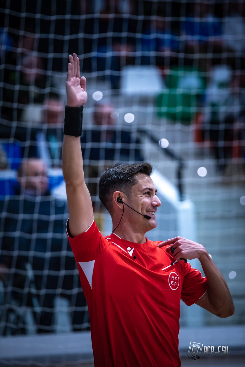 👤 Antonio García Robles

Sorpresa? Ni en broma. El galardonado con el II Premio "La Sexta Falta" a mejor árbitro de la temporada 24/25 se lleva uno de los premios gordos de la temporada (sí, más que el nuestro 😜).

Presente, y sobre todo futuro del arbitraje español.