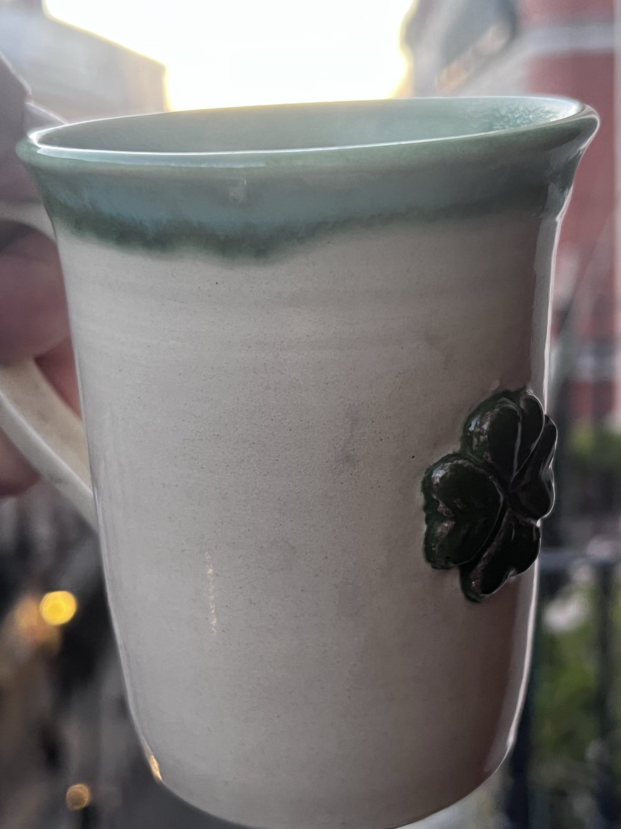 Lá fhéile Pádraig sona dhaoibh!☘️🇮🇪🇪🇸

Before we celebrate today … comes the real hero ☘️
Barry’s Tea in Madrid — keeping it Irish from the first sip 🇮🇪

Shout out to warandpiecepottery for her amazing pottery😘😘 
#descubreirlanda #welovemadrid #warandpiecepottery