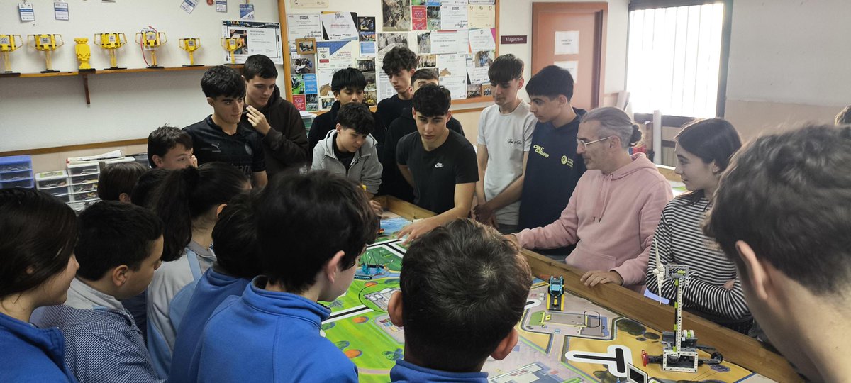 carmelitestgn's tweet photo. #ADMXC #ESOC #PRIC Trobada d'alumnes de 6è de Primària amb alumnes de 1r d’ESO per començar a conèixer aspectes de la propera etapa a secundària. Laboratoris, saló d'actes i taller de robòtica... Segur que va ser tot molt interessant! #aprenemfent #viucarmelites #somifemescola https://t.co/DxCtTyWpRN