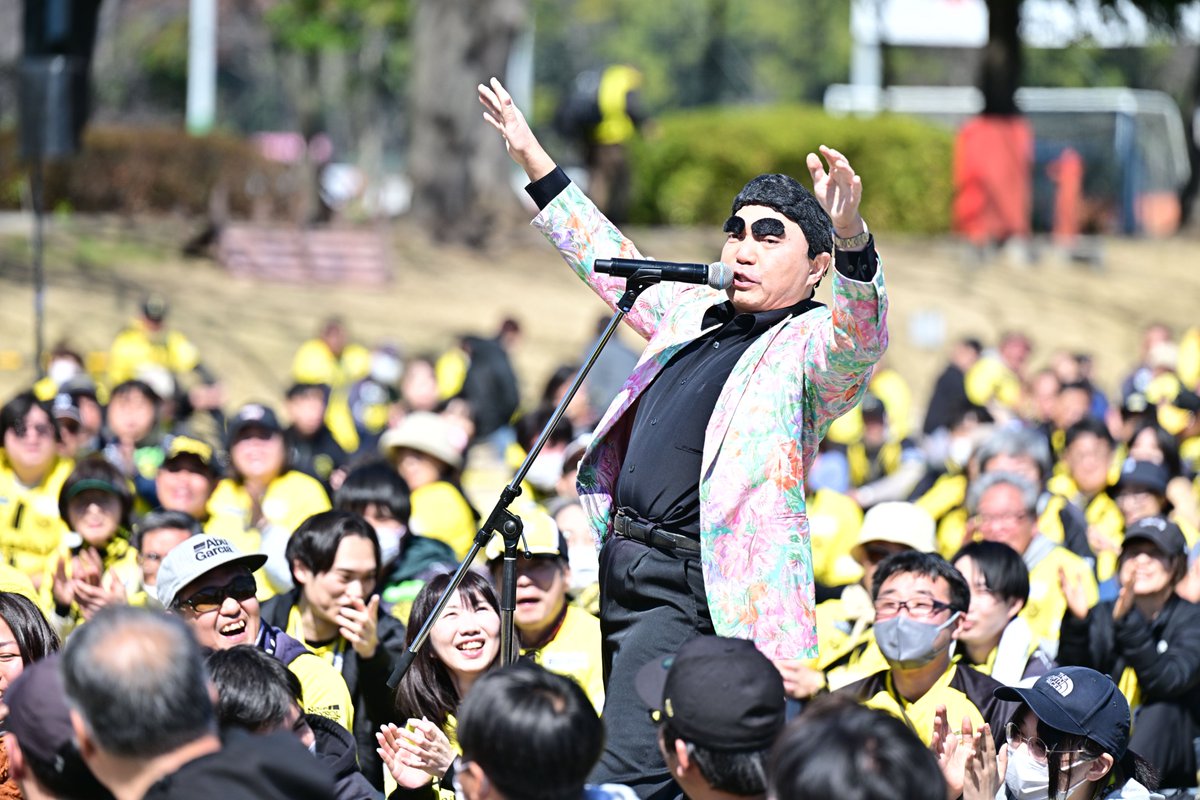 REYSOL_Official's tweet photo. 先日3/14町田戦での『ものまねスペシャルライブ』🎤

ものまねタレントの「りんごちゃん」「ダンシング☆谷村」「MAB(まぶ)」の皆さんが、試合前のイベントステージを大いに盛り上げてくださいました！

りんごちゃんには、キックインセレモニーにもご参加いただきました🍎
またぜひ日立台で、笑いの渦を巻き起こしていただける日を楽しみにしています☀️

#柏レイソル