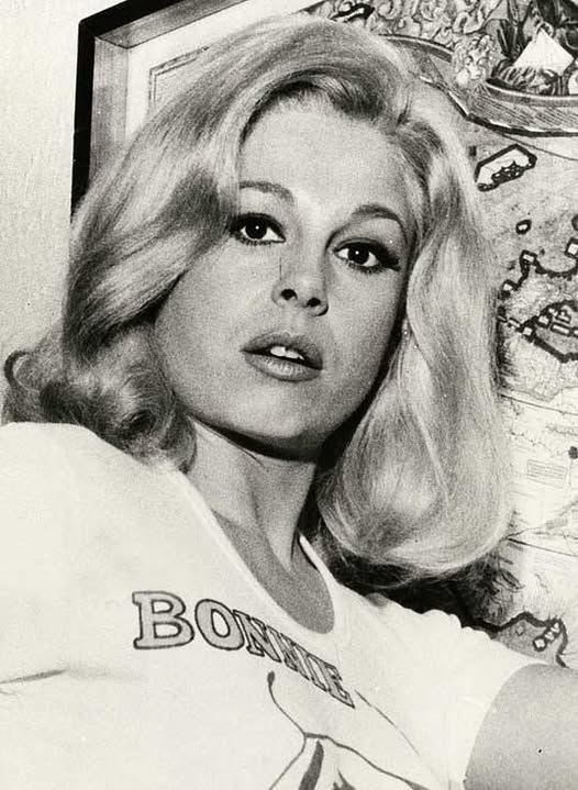 DominguezArjona's tweet image. 17 de marzo de 2023 #Taldiacomohoy muere Rocío Espinosa López-Cepero , más conocida como Laura Valenzuela,  la sevillana actriz, presentadora de televisión y modelo lasevillaquenovemos.com/2016/laura.html #Sevilla #actrices